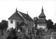 Kostel se zvonicí ze hřbitova. Průčelní okno presbytáře je
                        původně gotické. Po straně bývalá sakristie (původní),
                        nad níž do r. 1896 byla panská oratoř.