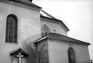 Kostel. Znovu odkryté okno gotického oblouku nad novou sakristií
                        vedoucí do presbytáře.